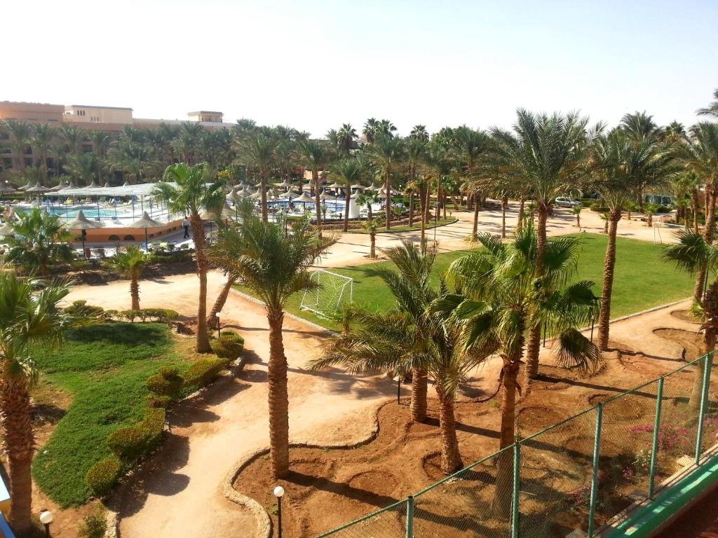 Lush Gardens & Landscape